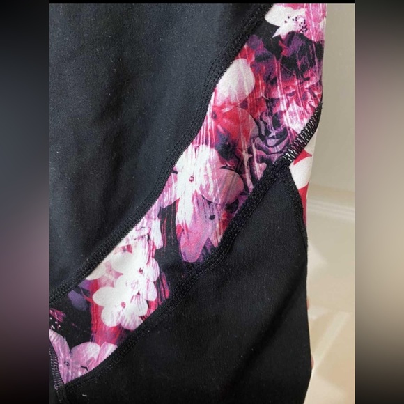 GAP Fit leggings / black leggings with pink floral design - Picture 4 of 4